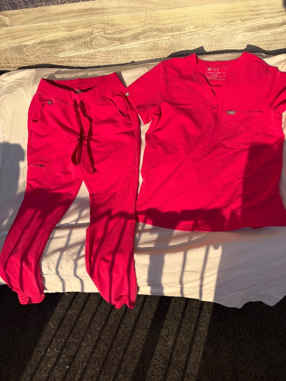 2 sets of medium sized scrubs FIGS BRAND NEW